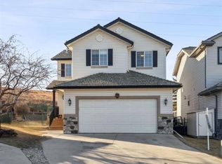 104 E Bow Ridge Cres, Cochrane, AB T4C 1V2
