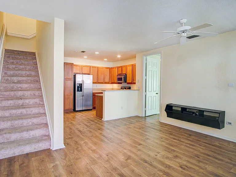 1020 E Longport Cir #F2 — Photo 3