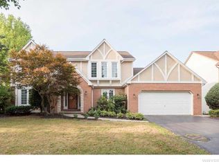 135 Londonderry Ln, Getzville, NY 14068