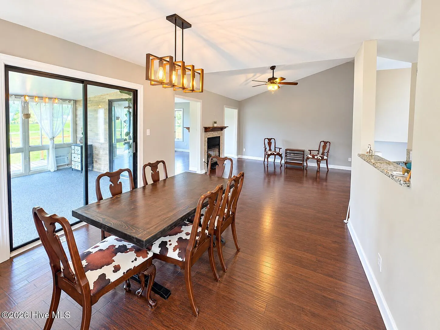 3 bed, 2.0 bath, 2296 sqft, $2,400 — Photo 4