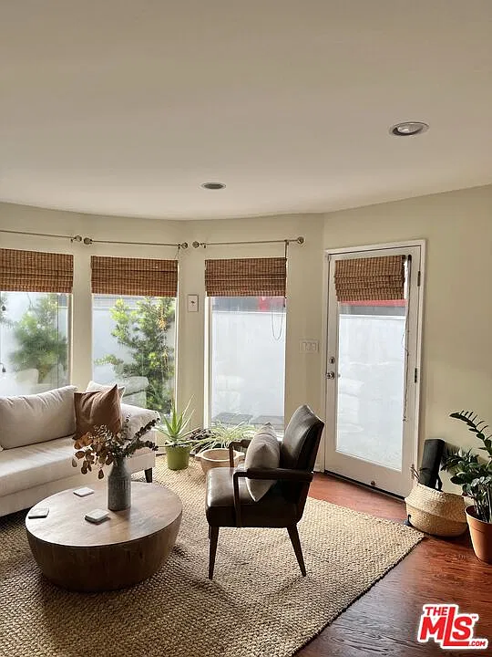 2 bed, 2.0 bath, 1050 sqft, $6,000 — Photo 3