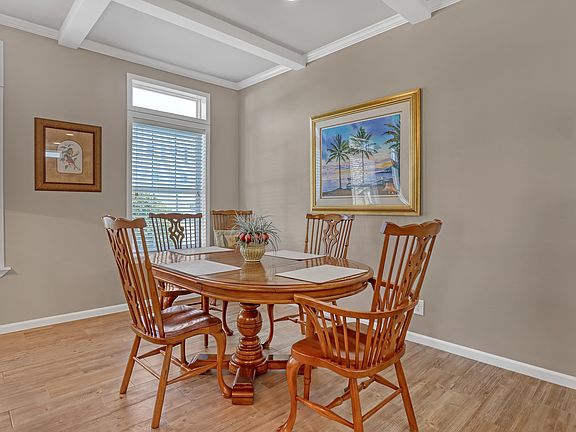 Seating for six for shared meal, or a great space for putting together a jigsaw puzzle.