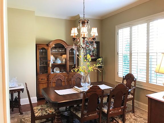 4th image of 907 Olde Creek Ln