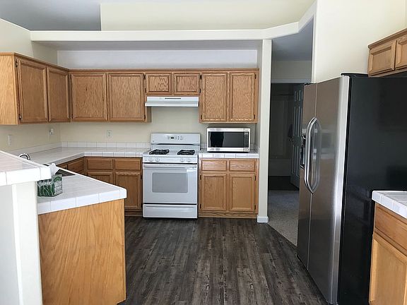Kitchen has lots of counters