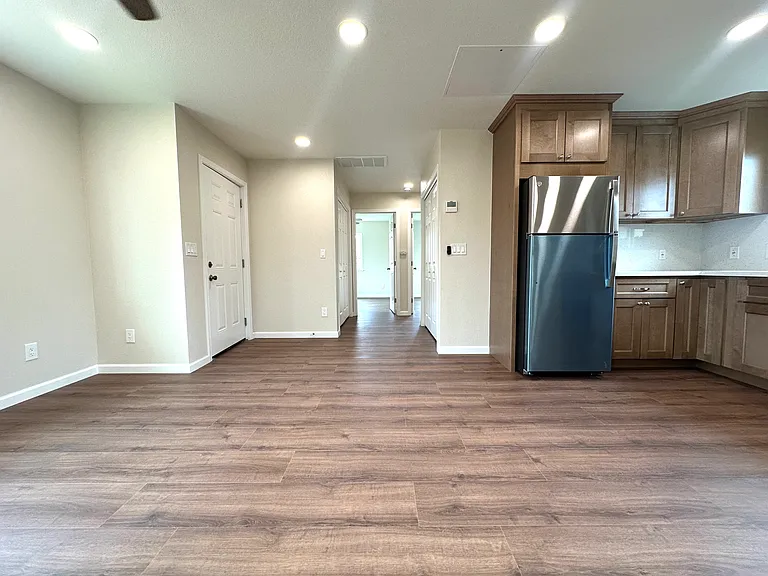 404 Albrecht St — Photo 8