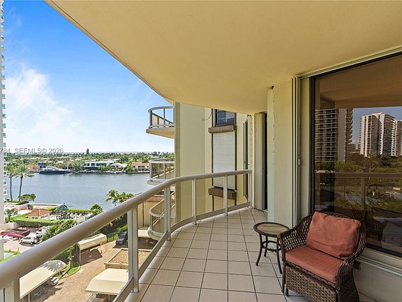 4th image of 20191 E Country Club Dr APT 803