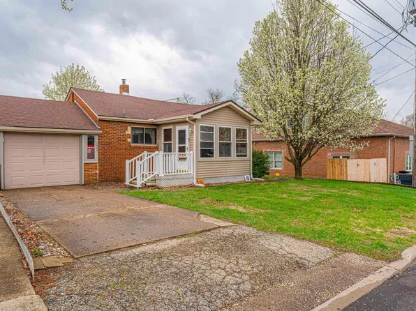 1004 Willow St, Pekin, IL 61554