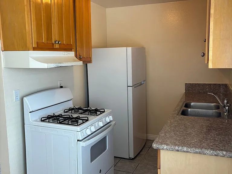 11751 Hart St — Photo 5