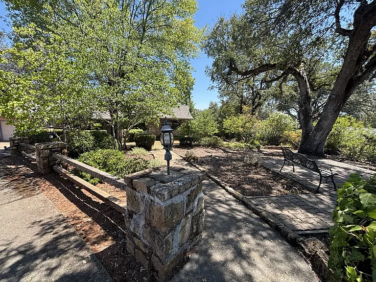 2699 Westwood Dr — Photo 2