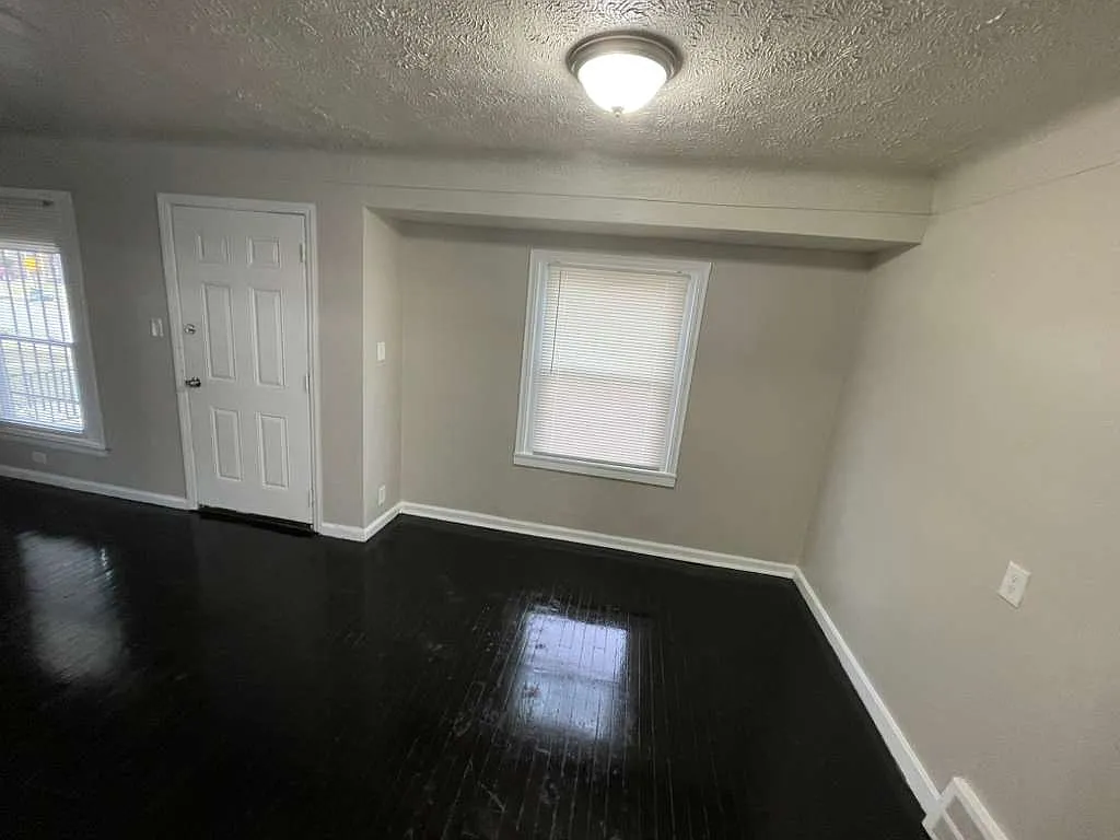 3 bed, 952 sqft, $1,250 — Photo 2