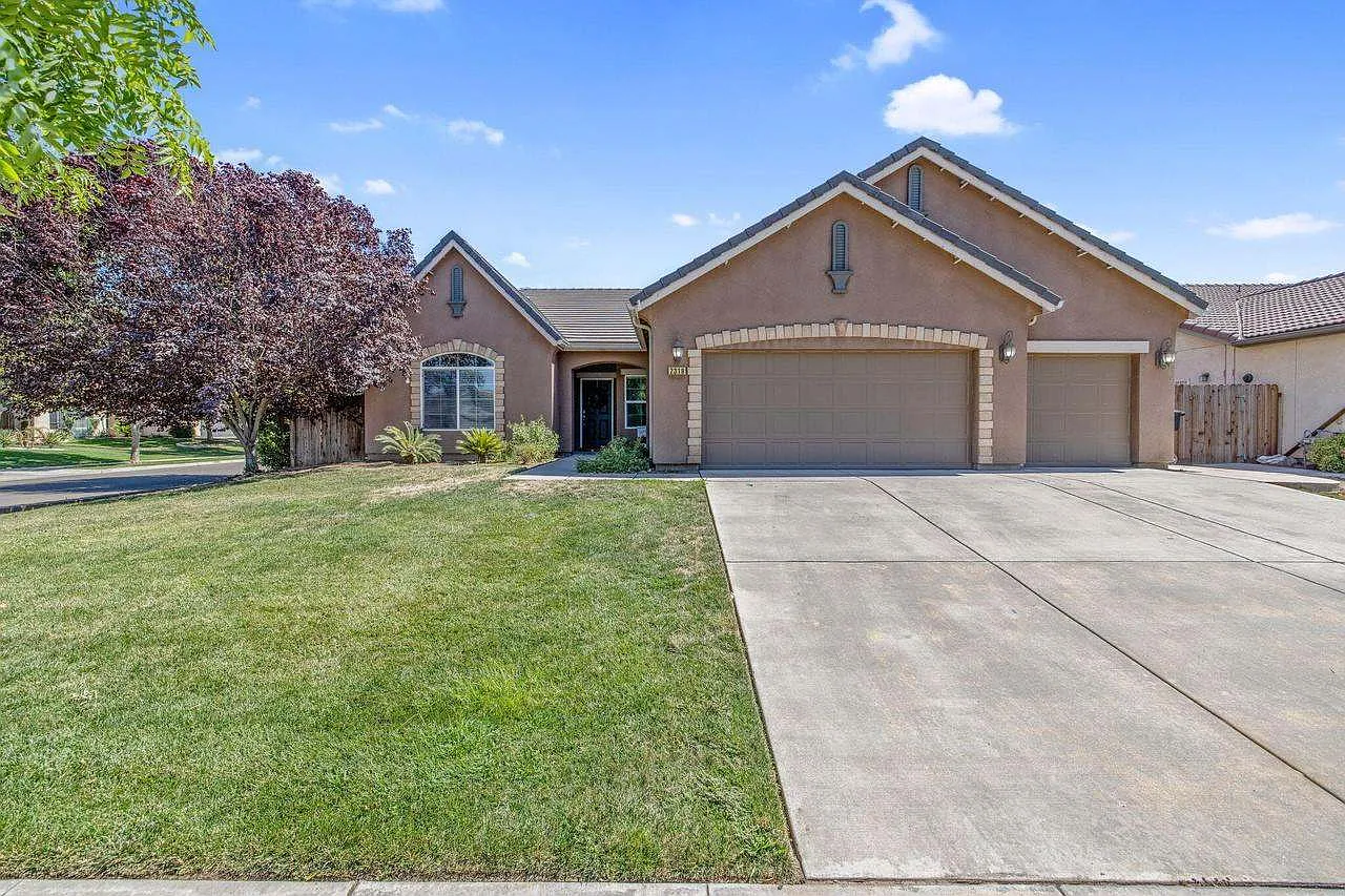 4 bed, 2272 sqft, $2,280 — Photo 2