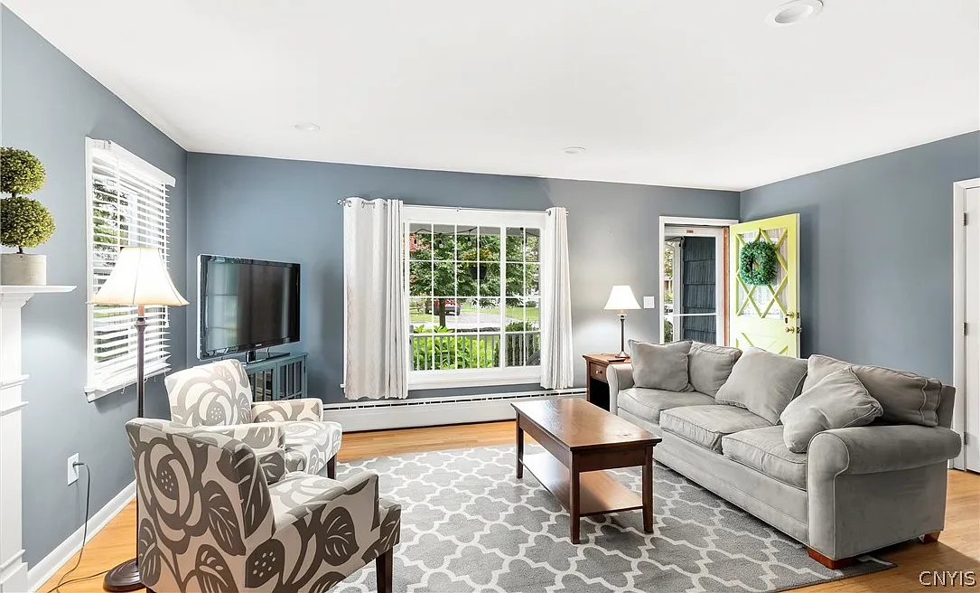 3 bed, 1.0 bath, 1308 sqft, $2,500 — Photo 3