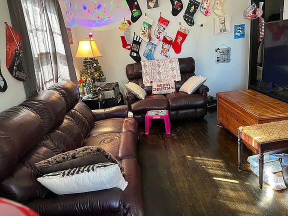 Living room 17ft2inx11f2in