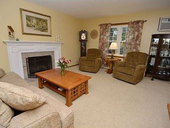Living room w/fireplace