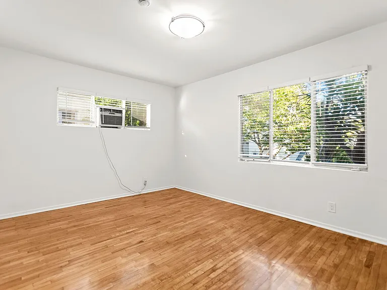 (El/Eu/Yo:B) 325 S. Rexford Drive — Photo 15