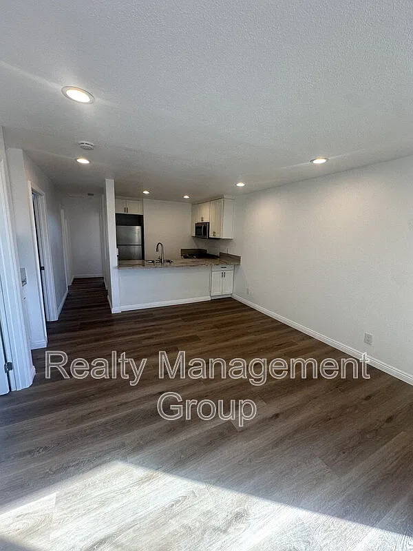 3 bed, 2.0 bath, 792 sqft, $3,200 — Photo 3