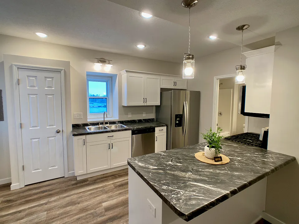 107 Main St E #1