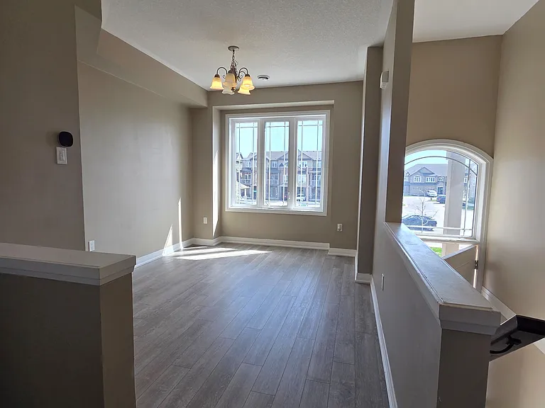 100 Laguna Village Cres — Photo 5