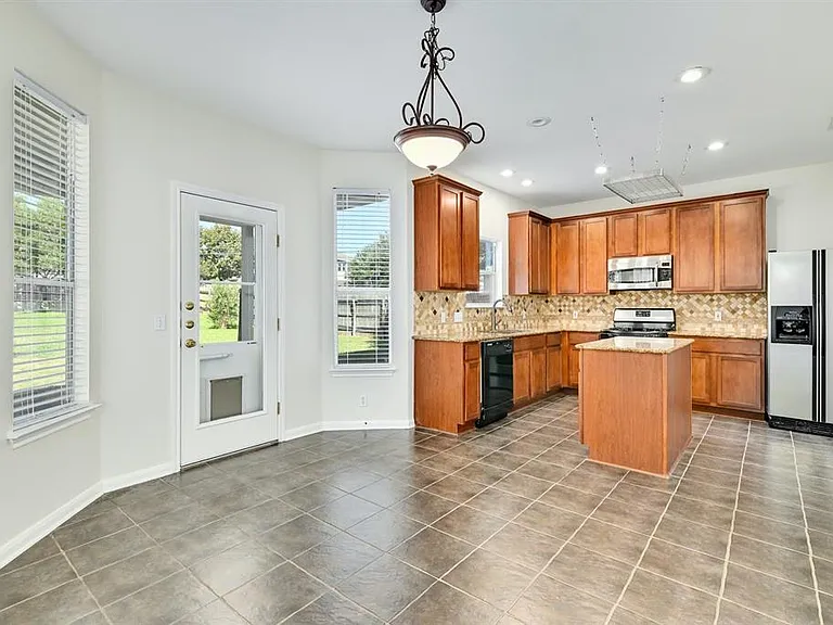 20308 Farm Pond Ln — Photo 8