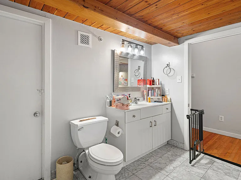 1027 Arch St #207 — Photo 8