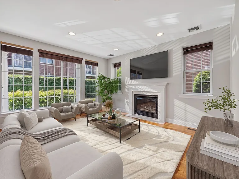 4C Nassau Dr — Photo 2
