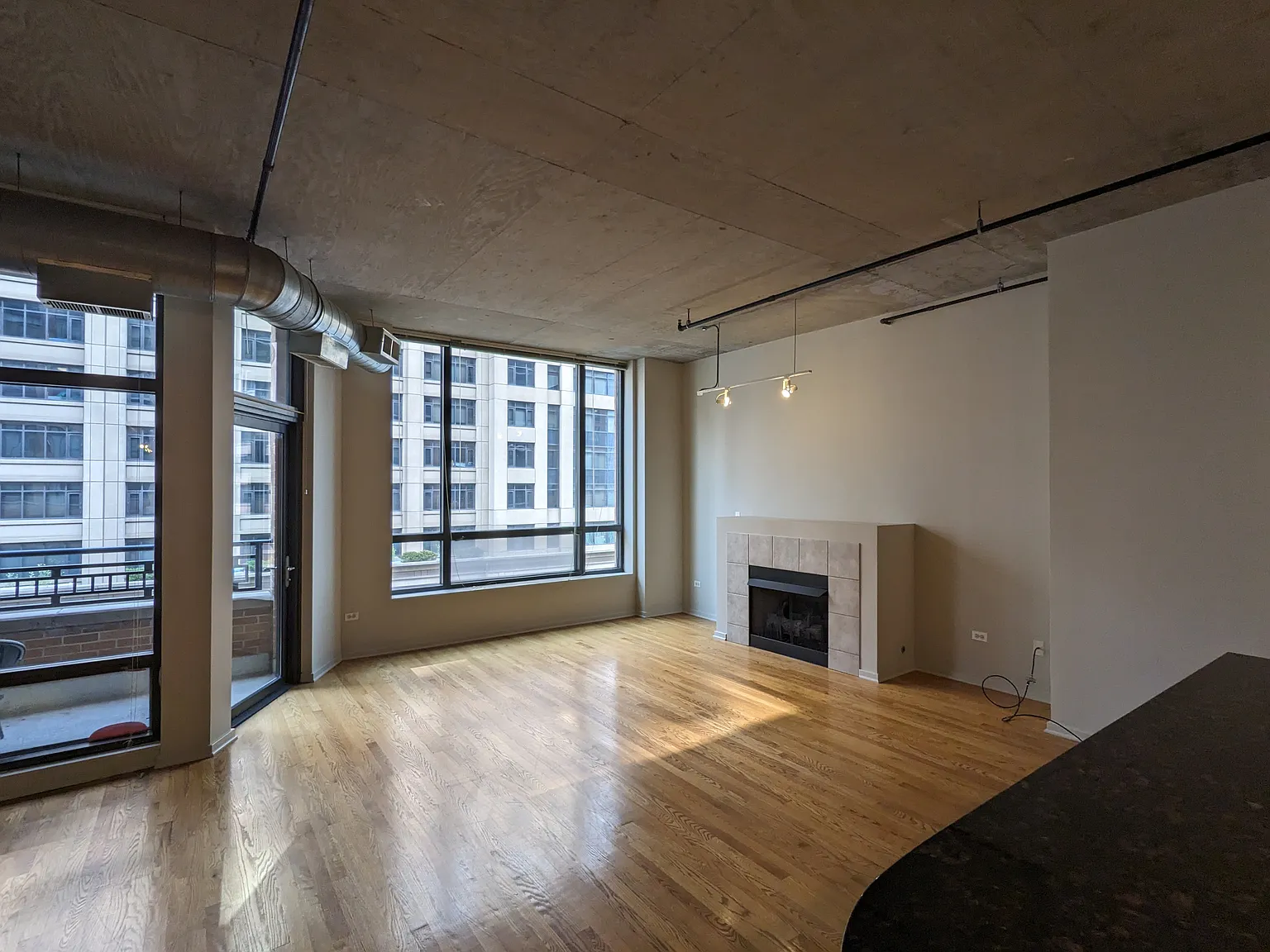 Large 1BR/1BA loft in Printer's Row — Photo 3