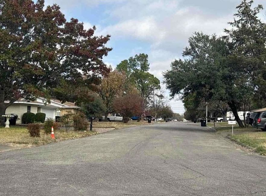 Exterior Neighborhood (street photo)