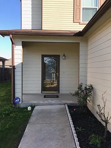 4 bed, 2.5 bath, 2496 sqft, $1,850 — Photo 2