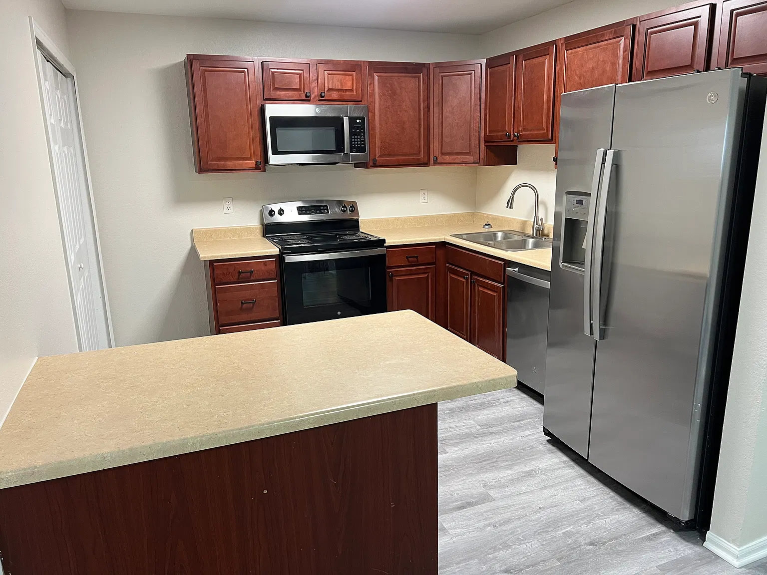 3 bed, 1277 sqft, $1,995 — Photo 3