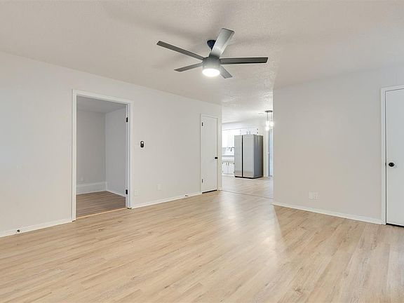 3rd image of 304 Linda Ln
