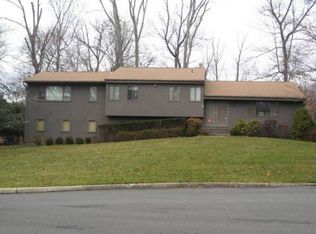 6 Antoinette Ct, Suffern, NY 10901