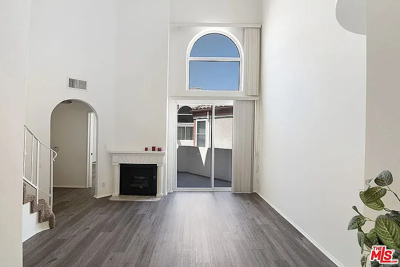 1 bed, 1.0 bath, 810 sqft, $1,790 — Photo 1