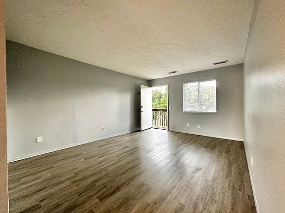 4th image of 824 E Ridgely Ave #4