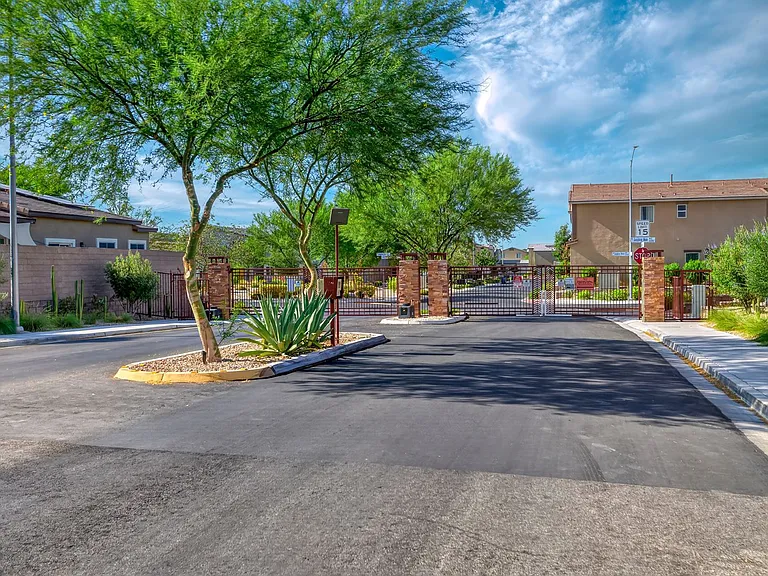7476 Onyx Star St — Photo 32
