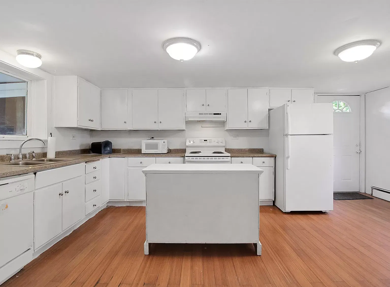 4 bed, 2161 sqft, $3,200 — Photo 4