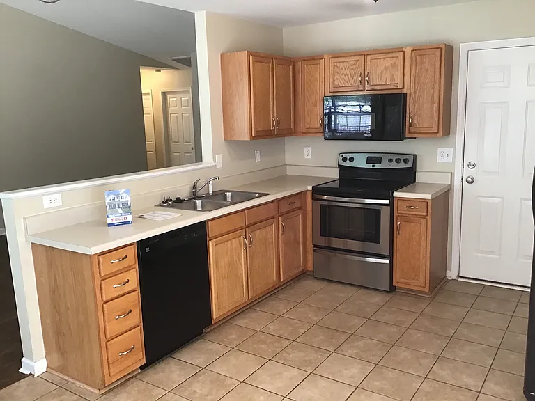 604 Sydney Ct — Photo 2