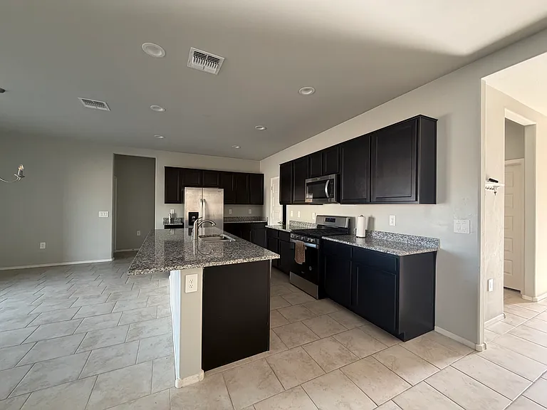 6853 S Portugal Ave — Photo 4