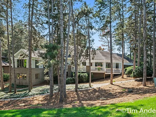 3433 Meadowood Trail Dr SE, Grand Rapids, MI 49546