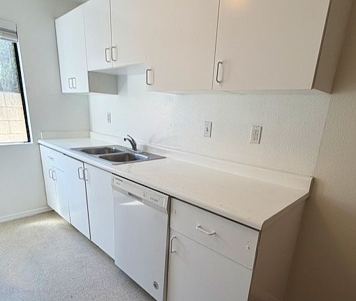 5th image of 2253 N Niagara St APT B
