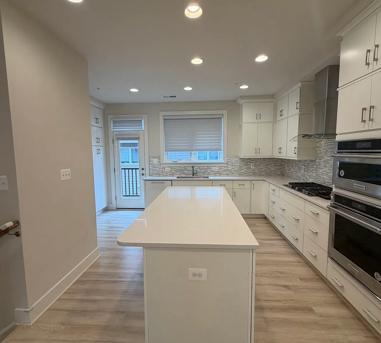 3 bed, 2083 sqft, $4,950 — Photo 2