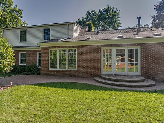 2nd image of 927 Urbandale Ave