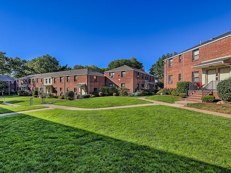 Summit Gardens — Photo 1