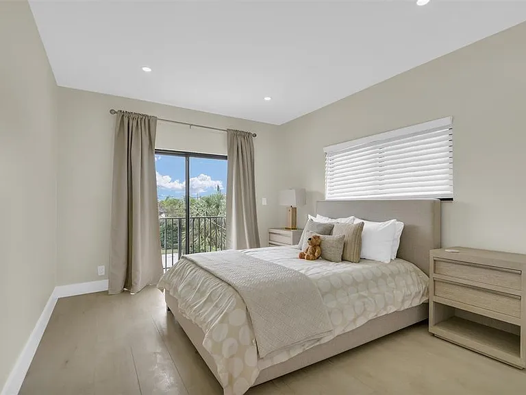 319 S Riverside Dr — Photo 42