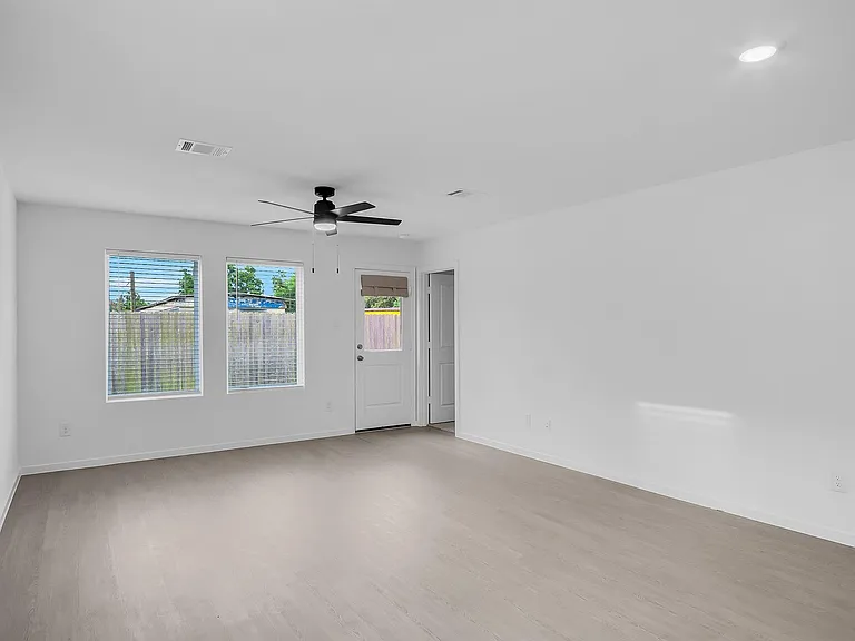 220 Laura Leigh Ln — Photo 11