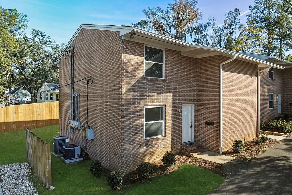 2 bed, 1.0 bath, 1064 sqft, $1,200 — Photo 2