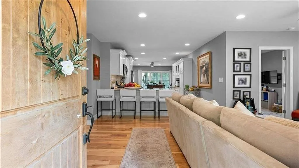 4 bed, 2.0 bath, 1624 sqft, $3,300 — Photo 2