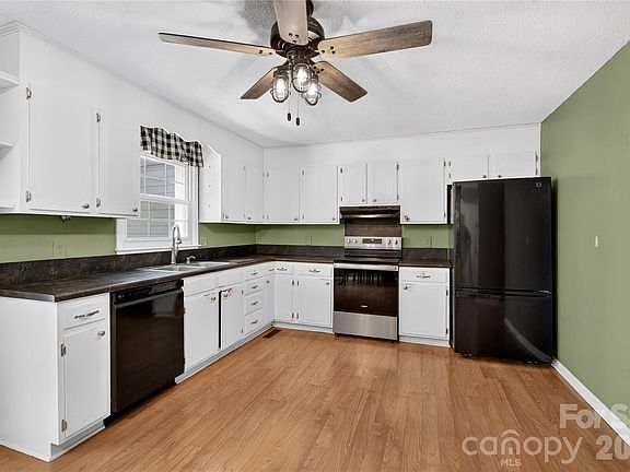 5th image of 304 Hickory Ln