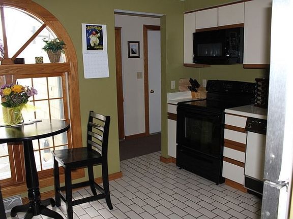 Kitchen and Breakfast Area