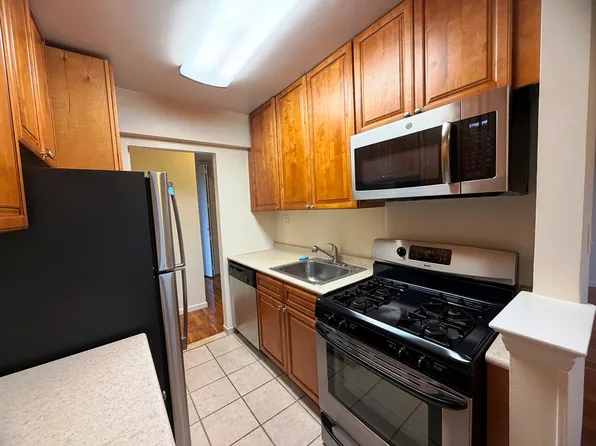 23-50 Waters Edge Drive image 17 of 25