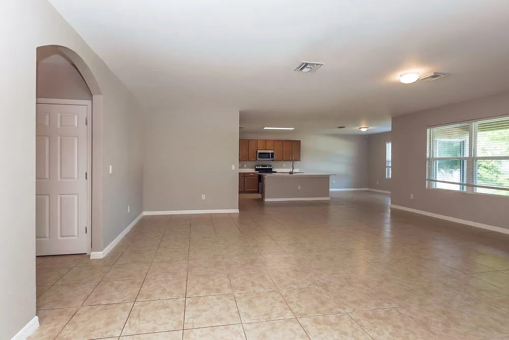 4 bed, 2.0 bath, 2319 sqft, $2,175 — Photo 4